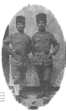 Αναμνηστική φωτογραφία : Ο πατέρας του Ευάγγελου Ουσταμπασίδη (Ιωαννίδη), Κωνσταντίνος αριστερά, με τον φίλο του Γεώργιο Απατζίδη (παρατσούκλι : Ντουγκουλτάνης) επιστρατευμένοι στον τουρκικό στρατό το 1920.  Η φωτογραφία λήφθηκε το 1920 στο Ερζιγκέν. 