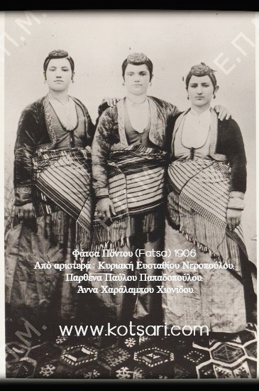 Φάτσα 1906. Από αριστερά : Κυριακή Ευσταθίου Νεροπούλου, Παρθένα Παύλου Παπαδοπούλου,  Άννα Χαράλαμπου Χιονίδου.