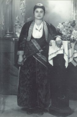 Ελληνίδα του Πόντου με την επιχώριο γιορτινή ενδυμασία (ζουπούνα) - Ελλάδα 1935 Ελληνίδα του Πόντου με την επιχώριο γιορτινή ενδυμασία (ζουπούνα) - Ελλάδα 1935