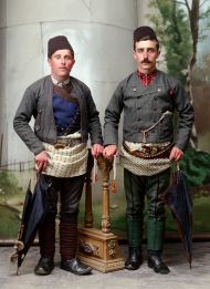 Εννέτ Γουρούχ Κερασούντας 1910 - Τα αδέλφια Γιάννης και Γιώργος Πουρουτζόγλου Εννέτ Γουρούχ Κερασούντας 1910 - Τα αδέλφια Γιάννης και Γιώργος Πουρουτζόγλου