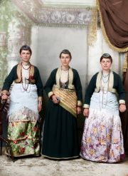 Νεαρές κοπέλες με τοπικές ενδυμασίες Κερασούντα 1910 χωρίς λοιπά στοιχεία Νεαρές κοπέλες με τοπικές ενδυμασίες Κερασούντα 1910 χωρίς λοιπά στοιχεία