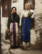 Ελληνίδες κόρες της Νικόπολης του Πόντου με τις επιχώριες παραδοσιακές τους ενδυμασίες Ελληνίδες κόρες της Νικόπολης του Πόντου με τις επιχώριες παραδοσιακές τους ενδυμασίες